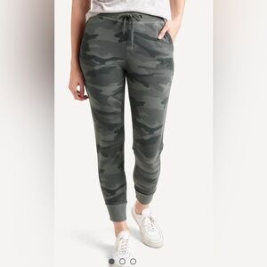 Splendid women’s camo Sz S Light Weight Jogger Green Olive outdoors walking